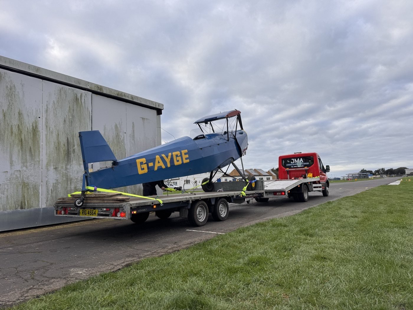Aircraft fuselage transported on a trailer